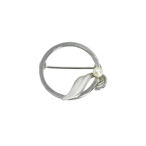 De Curtis Brushed Leaf Japanese Saltwater Akoya Cultured Pearl Vintage Circle Brooch- Sterling Silver